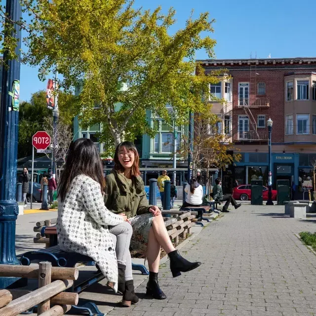 Le donne si siedono fuori al Patricia's Green nella Hayes Valley di San Francisco.